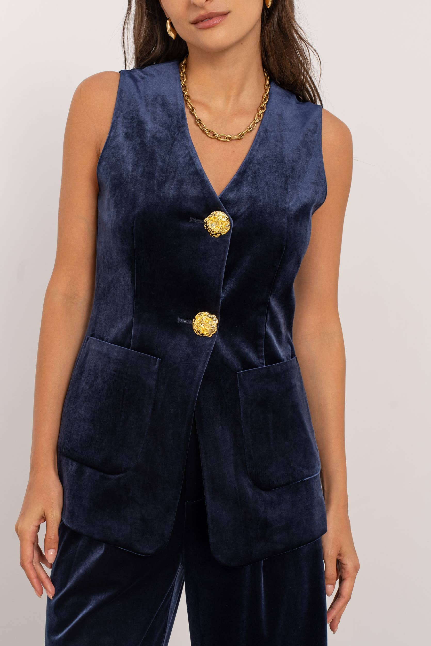 Attentif Paris – Engroshandel Habitvest – til kvinder – Lang velourvest med guldknapper17