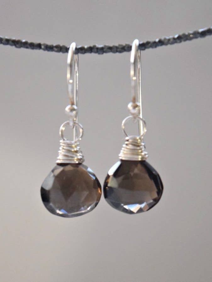 Facetteret Smokey Quartz Briolette Drop Øreringe for engroshandel hos Solana Jewelry