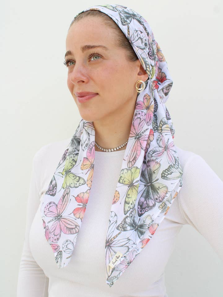 KORTE KLASSIEKE VOORGEBONDEN PASTEL VLINDER HOOFDDOEK (MET FLUWELEN GRIJP) voor wholesale door The Scarf Bar