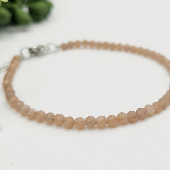 Meraki Gemstones – Großhandel Perlenarmband – Sonnenstein-Armband facettiert 3MM mit silberfarbenem Verschluss