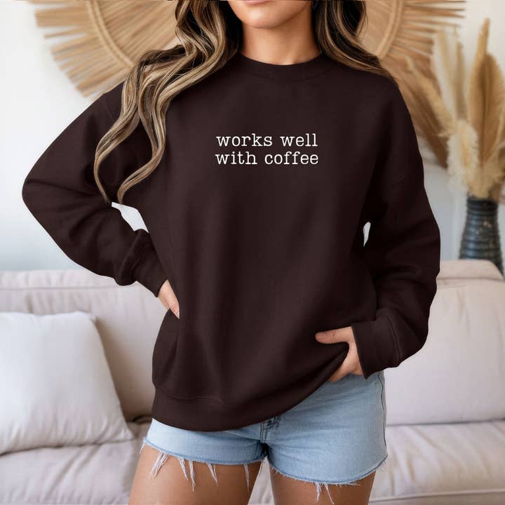 Funktioniert gut mit Kaffee Grafik-Sweatshirt - Frühlings-Western für den Großhandel von Wholehearted Motherhood and Co.