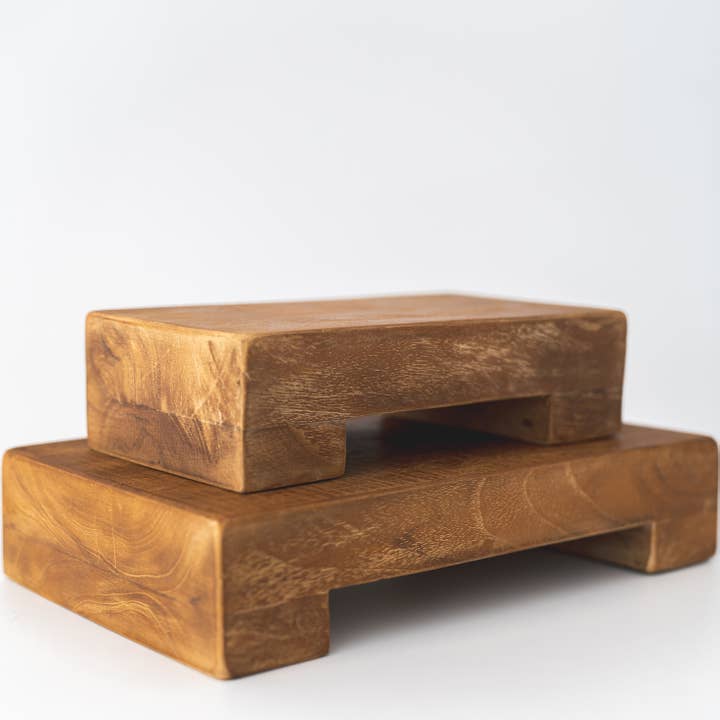 Sandstone & Sage – Engroshandel Pyntebakke – Håndlavet Teak Sokkel | Rektangulær Displaybakke til Hjemmedekoration1