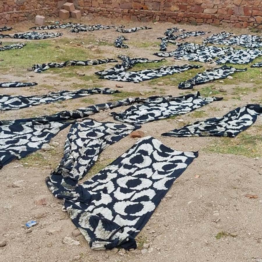 Ichcha – wholesale Halsduk - Dam – Sunset-scarf i svart och vitt med DABU-blocktryck5