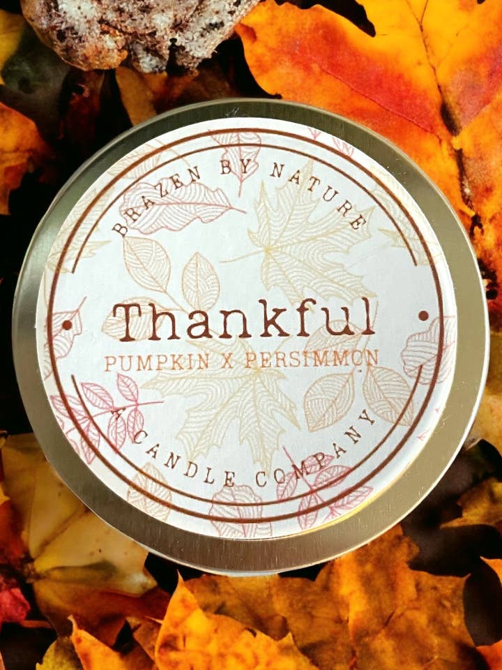 Pumpaljus Persimmon kokosnöt soja träveke 4 oz tenn för wholesale av Brazen by Nature Candle Co.