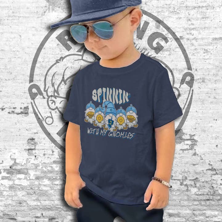Hanukkah Spinnin' With My Gnomies kortærmet T-shirt til småbørn for engroshandel hos Raging Rascals