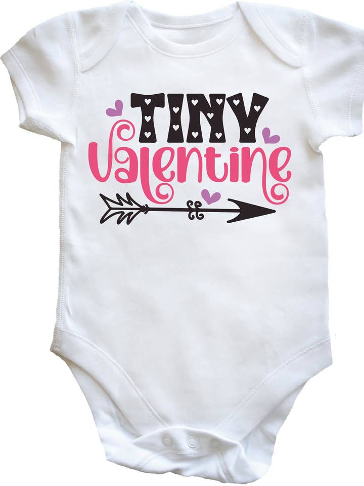 Joli body à manches courtes Tiny Valentine pour la Saint-Valentin pour bébé pour la vente par Little Ratbag