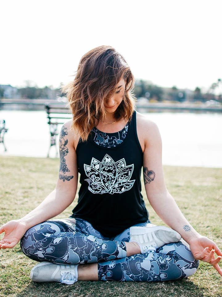 Débardeur de fleurs de lotus inspirant pour la vente par Violet Lotus