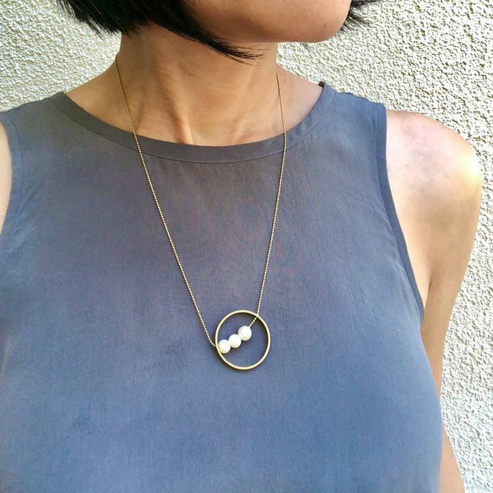 SORA DESIGNS - Wholesale Pendant/Charm Necklace - Modern Peas in a pod necklace, three pearls in a circle 2