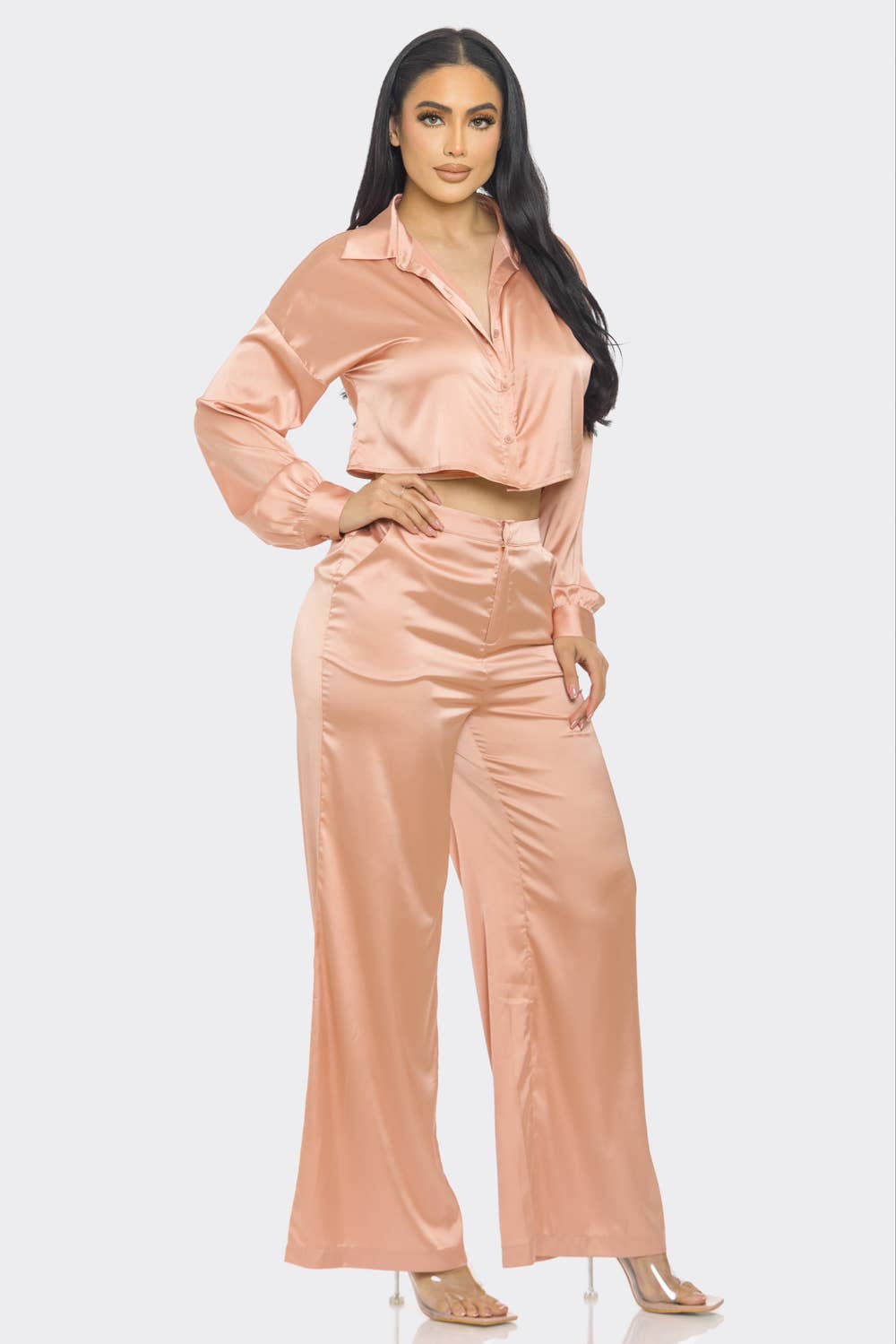 CAPSULLE – Großhandel Set aus Oberteil und Hose (NICHT Loungewear) – Damen – Set aus Satin mit Knopfleiste und ausgeschnittenem Rückendetail2