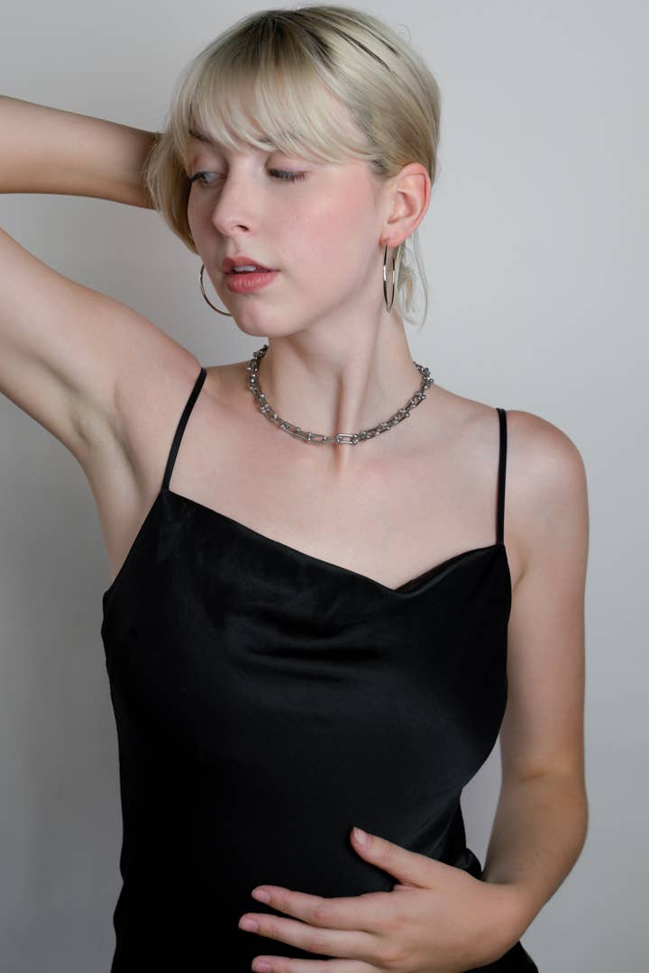 The Sis Kiss - Wholesale Link & Chain Necklace - Graduated Chain Link Necklace in Matte Silver3