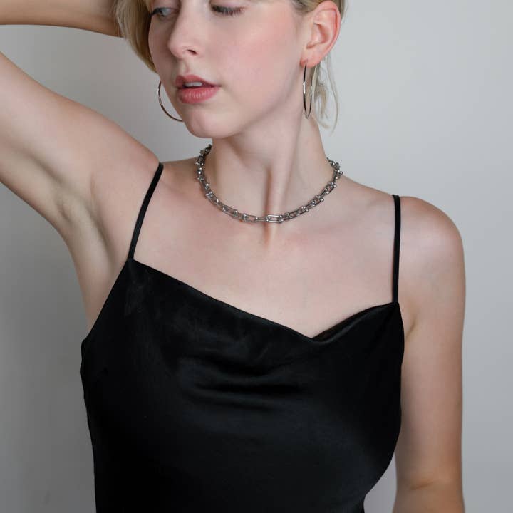 The Sis Kiss - Wholesale Link & Chain Necklace - Graduated Chain Link Necklace in Matte Silver3