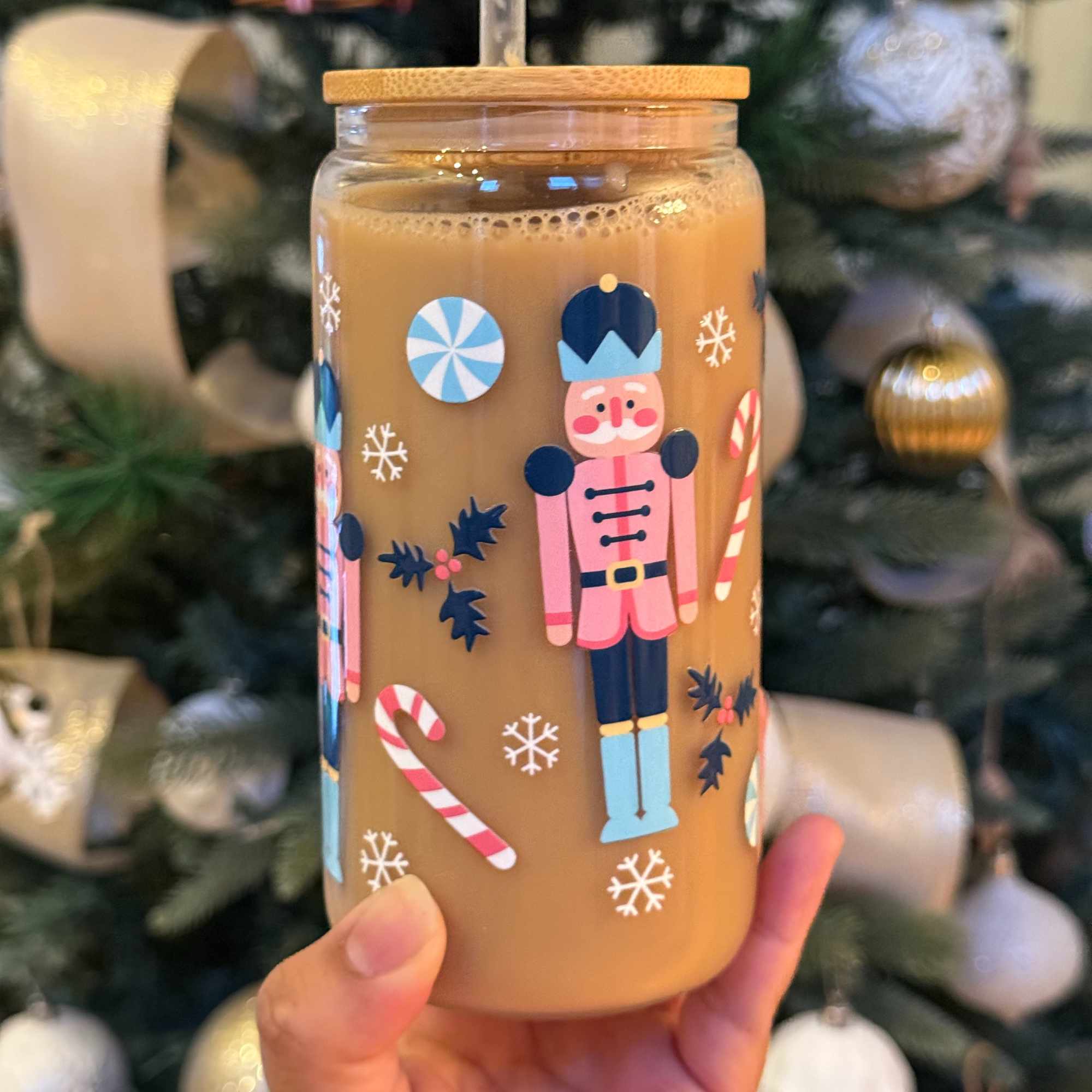 Jessdreams Creations LLC – wholesale Drinking glass/cup – Christmas Nutcracker 16 Oz Glass Cup With Lid & Straw1