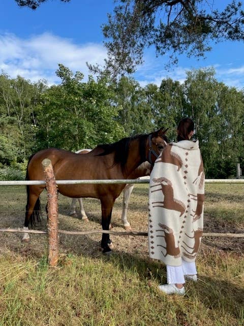 WoolOnly – Großhandel Überwurfdecke – Wendedecke Wolldecke Plaid Kuscheldecke aus Norwegische Wolle 138x188 cm, Pferd Zimt1