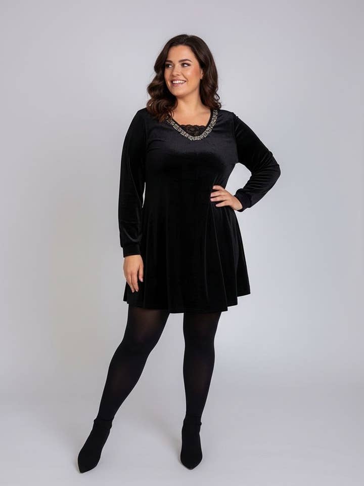 Abito in velluto nero taglia grande (A395) per la vendita all'ingrosso da parte di Pomme Rouge Paris