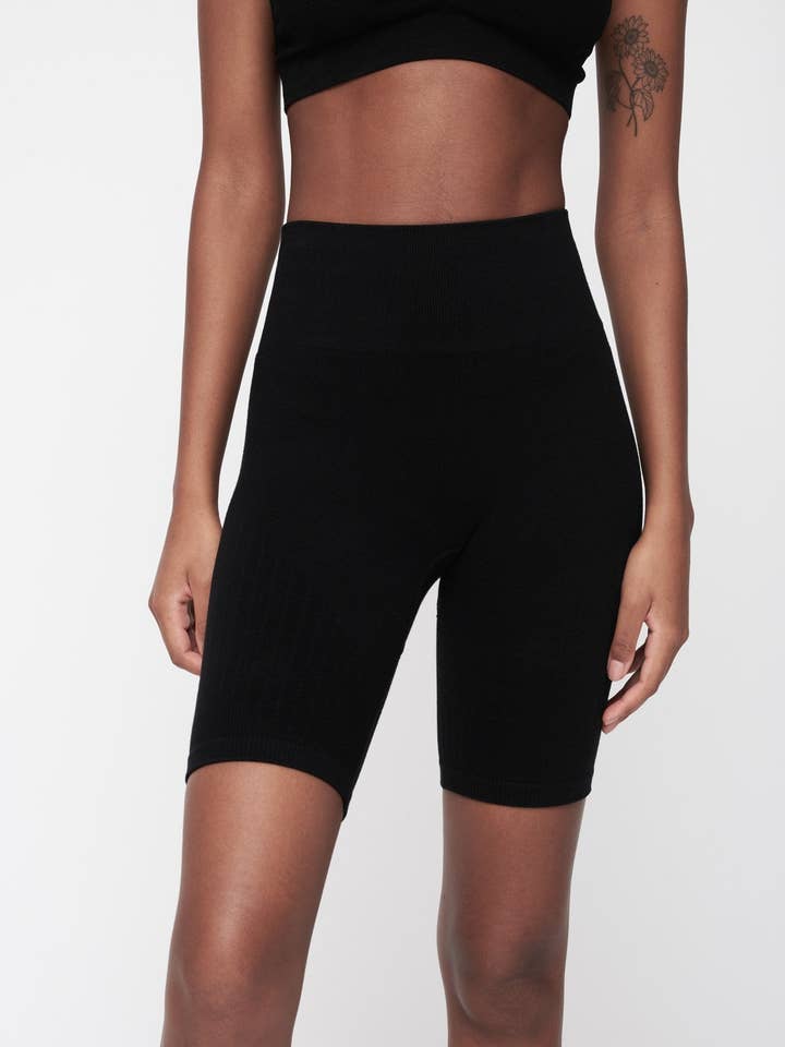 Motion Pants Short – schwarz für den Großhandel von moshi moshi mind