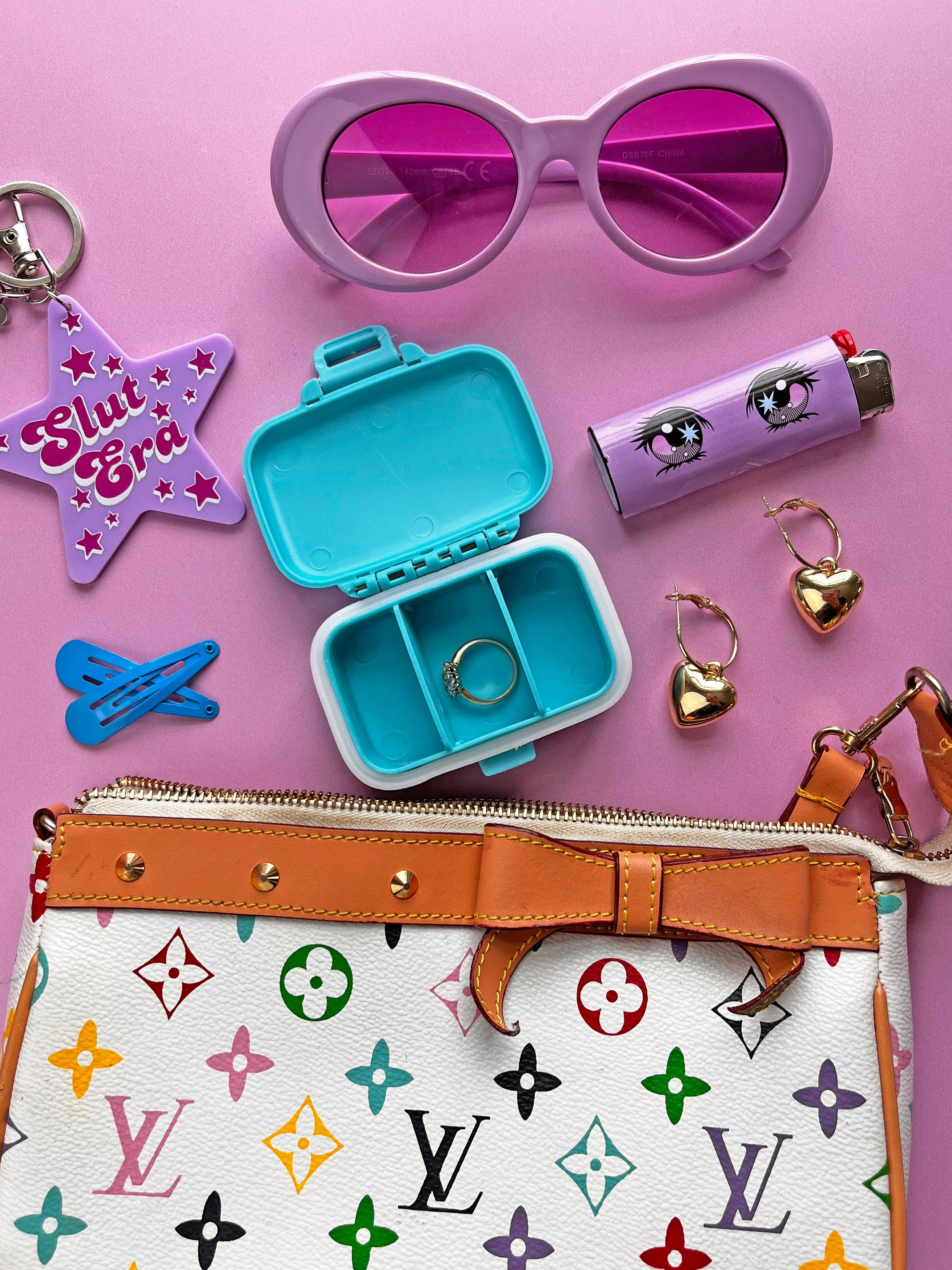 A Shop of Things - Venta al por mayor Pastillero - Estuche para pastillas 'Lactose Intolerant Girlie'3