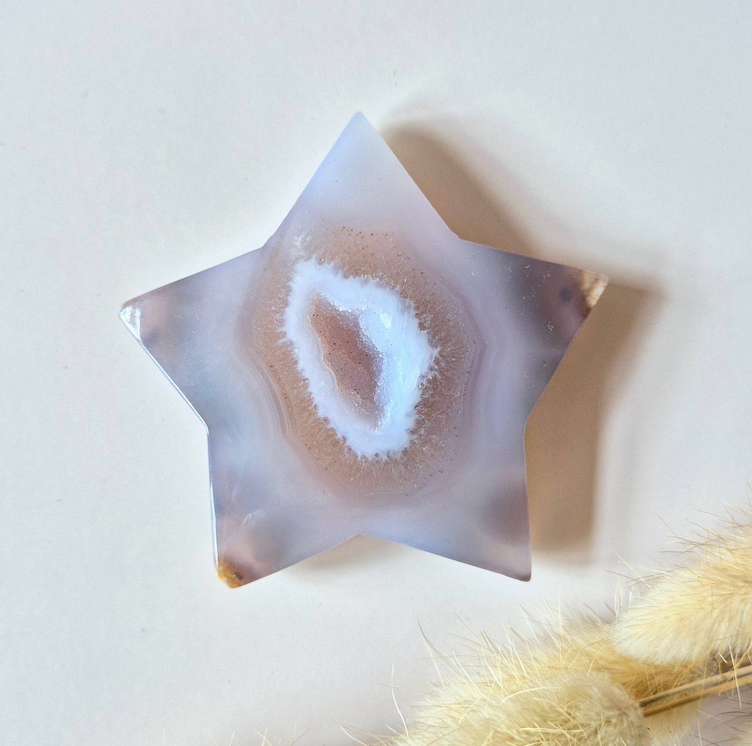 Moonlight Gemstones - Vente Pierre et cristal de spiritualité - Étoile en agate grise druzy 6-7 cm | Sculpture en cristal pleine de lumière et de calme6