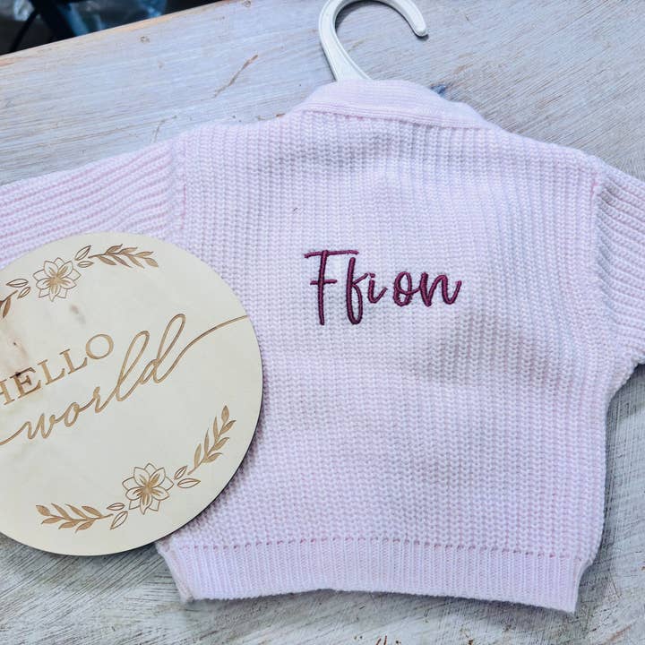 Gilet bébé tricoté rose personnalisé pour la vente par Lizzie Dixon Designs