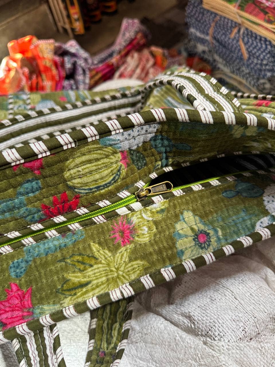 GYPSY STUDIO - Vendita all'ingrosso Tracolla - Donna - Borsa trapuntata in velluto con stampa floreale colorata3