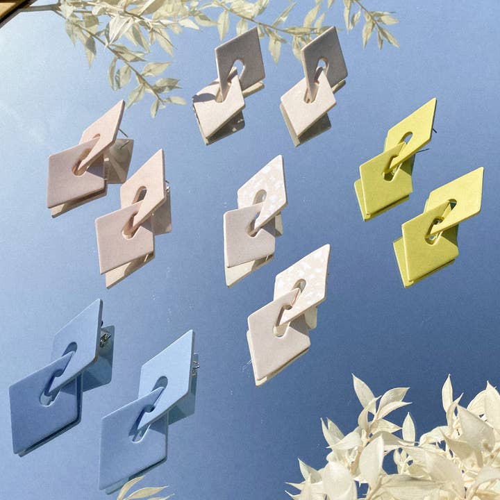 Corvega Clay Goods – wholesale Hängande örhängen – Leona i flera färger