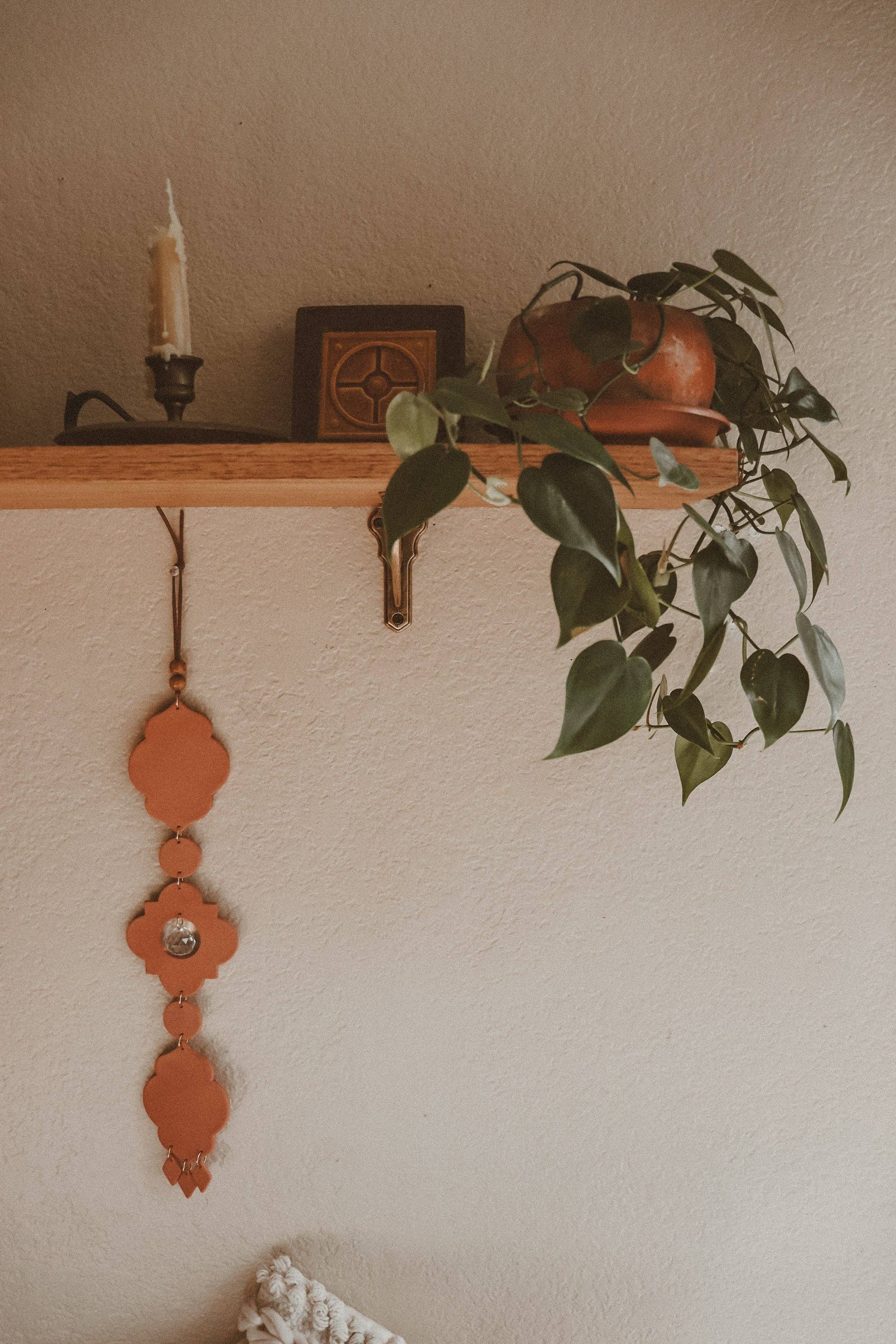 Rooted Reverie – Großhandel 3D-Wandkunst – Wandbehang aus Terrakotta im marokkanischen Stil mit Sonnenfänger1