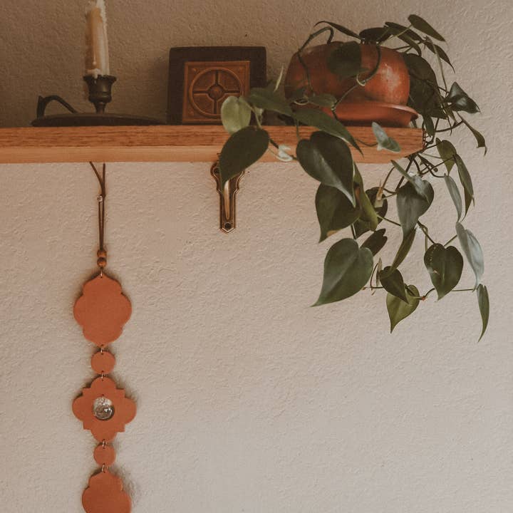 Rooted Reverie – Großhandel 3D-Wandkunst – Wandbehang aus Terrakotta im marokkanischen Stil mit Sonnenfänger1