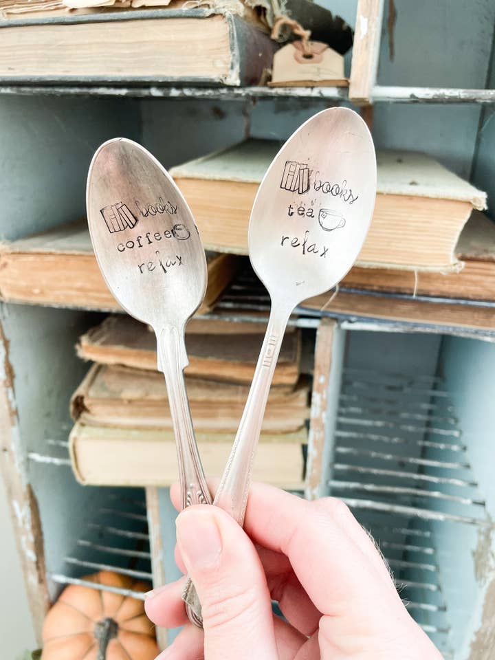 Cuillère vintage estampillée « Books, Coffee/Tea, Relax » pour la vente par The Sassy Barn
