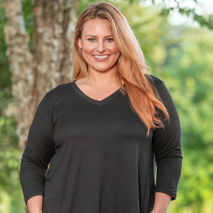 Haut à manches 3/4 à col en V basique (noir) Régulier pour la vente par VLU STYLE