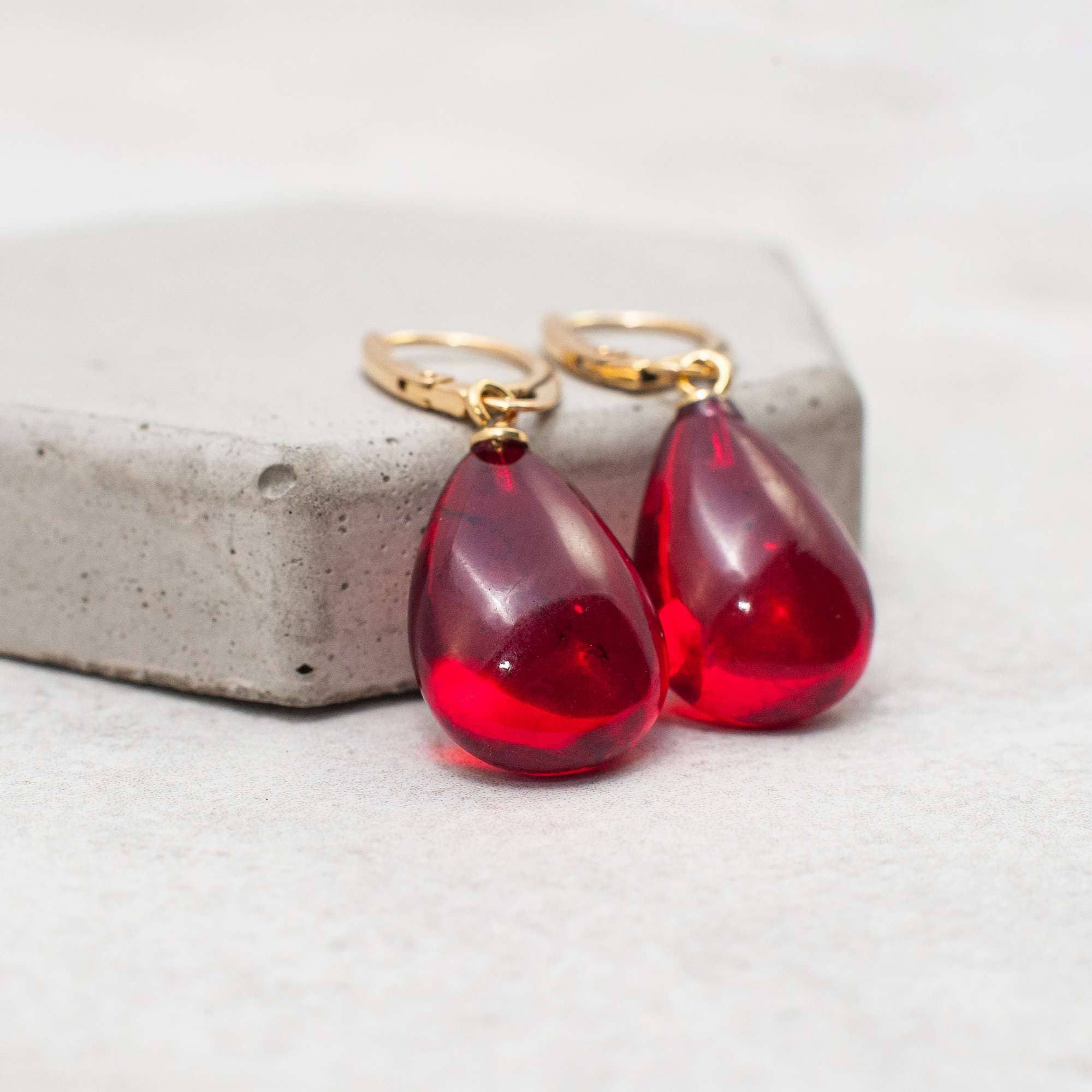 Marcin Waryszak - Vendita all'ingrosso Orecchini pendenti - Orecchini in ambra rossa a goccia, orecchini in ambra baltica con rubino, oro14