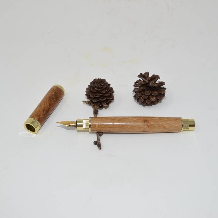 Holzfüllfeder mit Magnetkappe Eiche Handarbeit personalisierbar für den Großhandel von Huizbirn