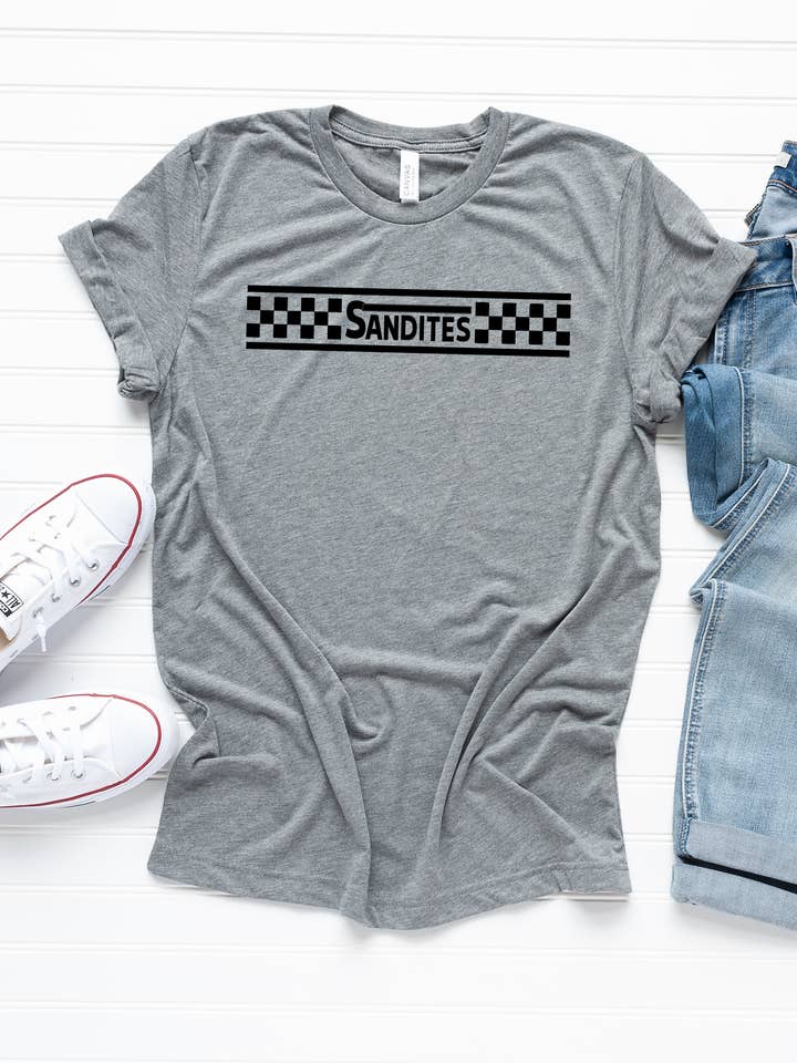 T-shirt School Spirit avec logo à carreaux personnalisé pour la vente par True North Wholesale, LLC