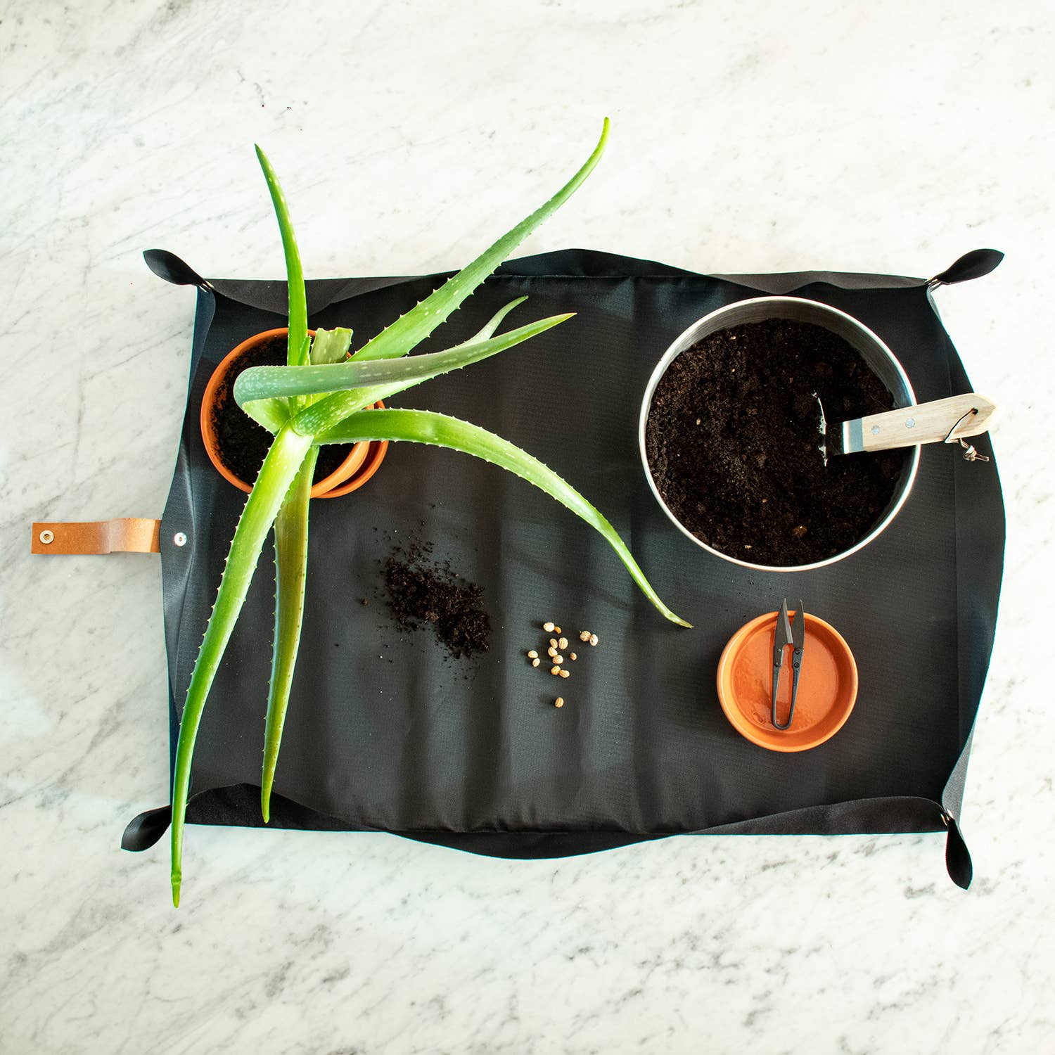 Botanopia - gifts , decor and cards for plant lovers - Wholesale Garden Tool - Potting tarp for urban gardening3