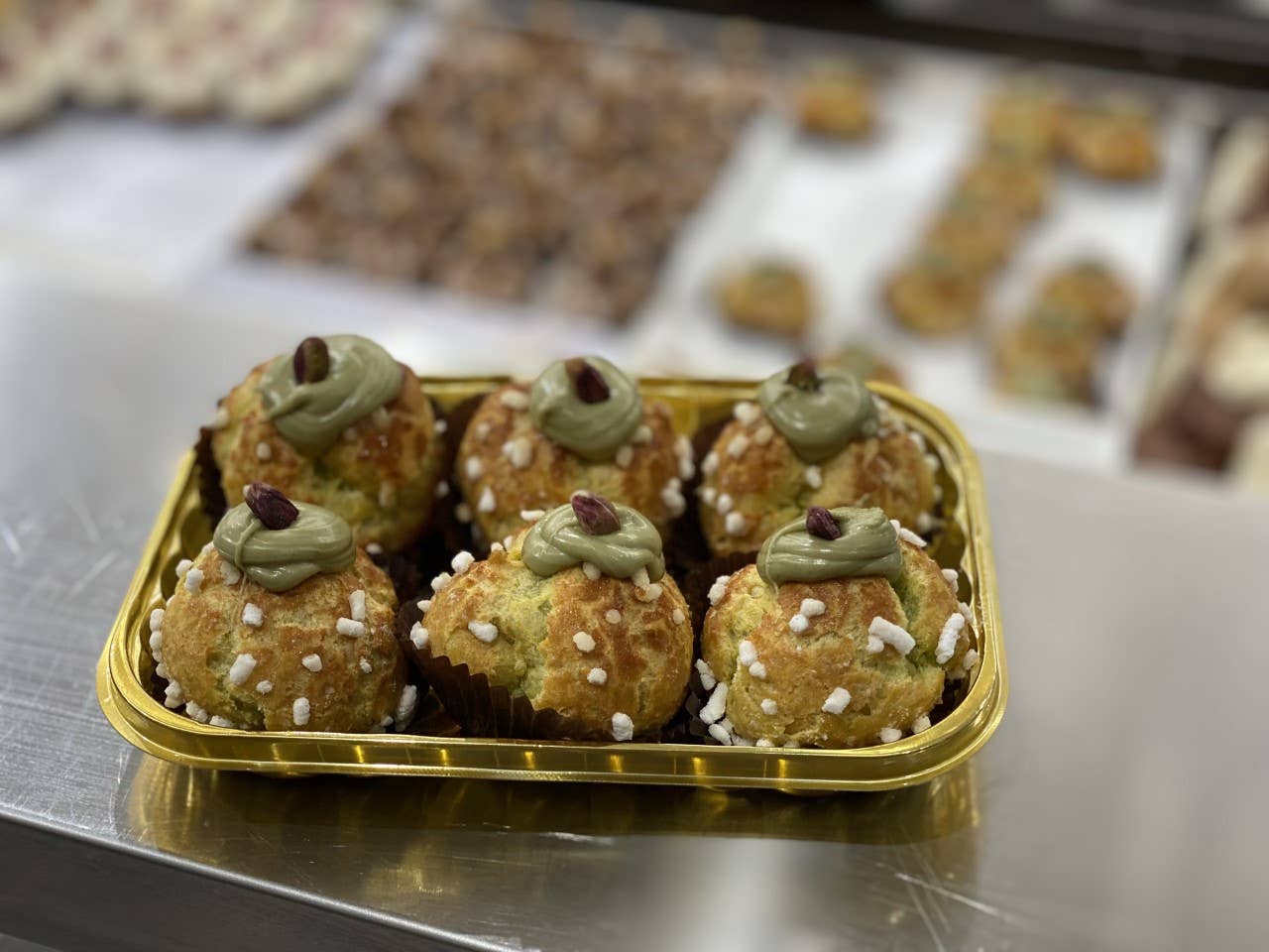 Pasticceria Mokador f.lli Sclafani - Vendita all'ingrosso Biscotti - Bignè Pistacchio con crema Pistacchio Artigianale1