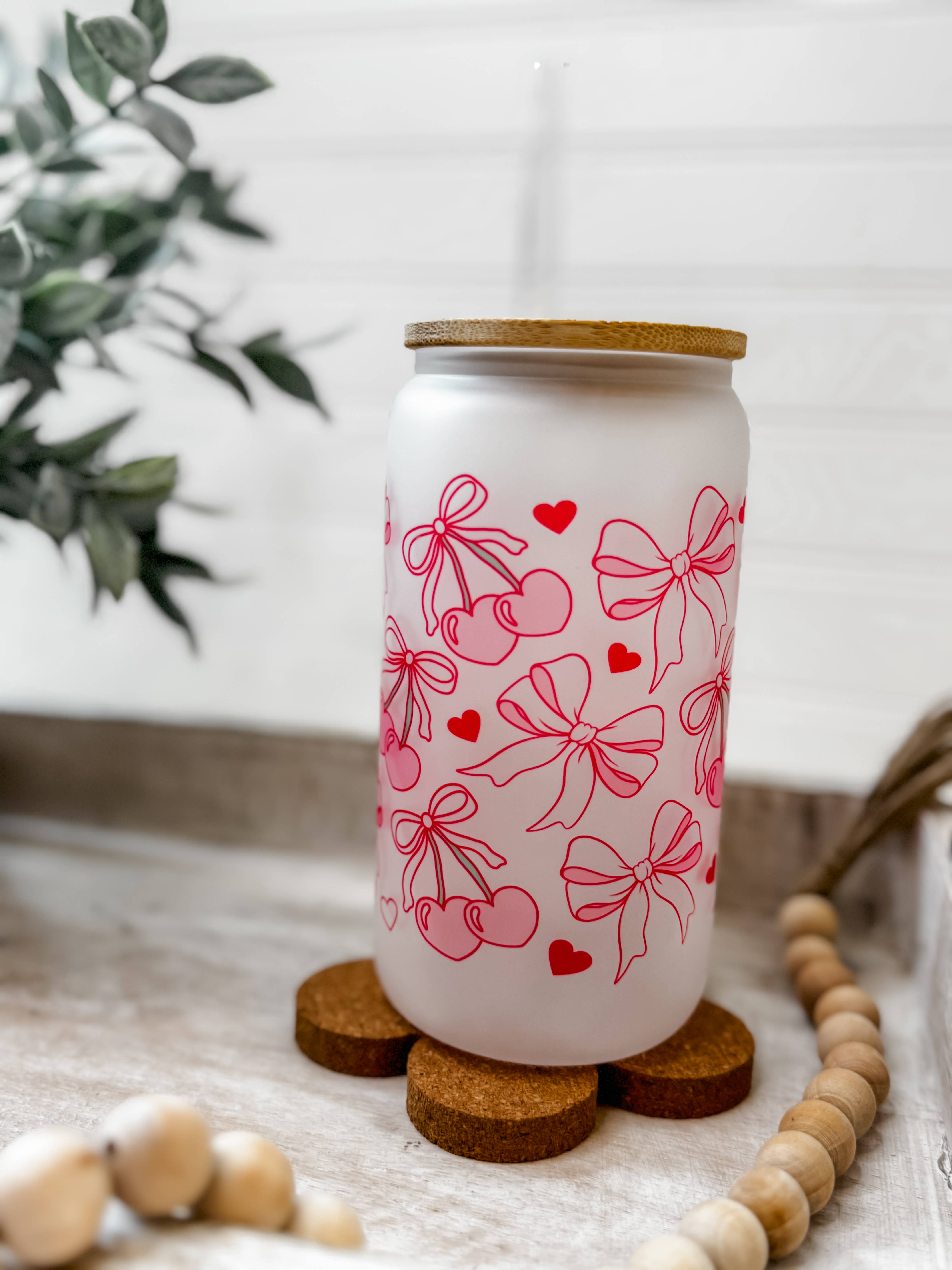 Raising Hale Designs – wholesale Dricksglas och koppar – Coquette Girly | Burk med lock och sugrör1