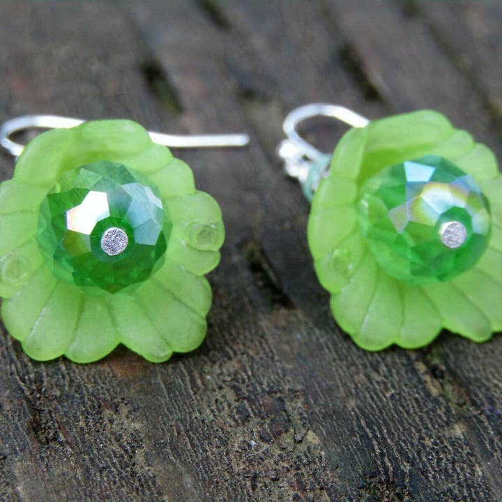 Bad Apple Designs - Vendita all'ingrosso Orecchini pendenti - Orecchini pendenti in cristallo con fiori in lucite d'argento fatti a mano4