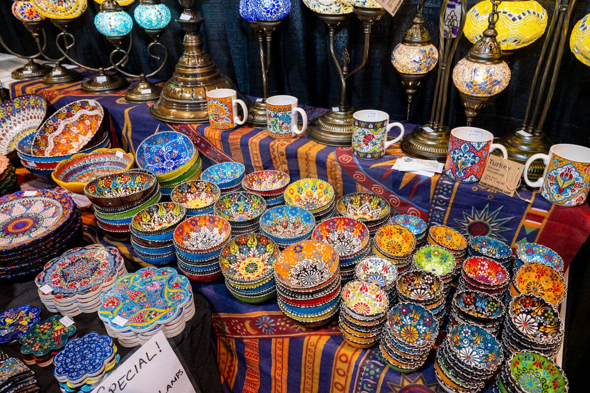 Import Corner - Wholesale Bowl - 39610: 10" ROUND CERAMIC EMBOSSED BOWL6