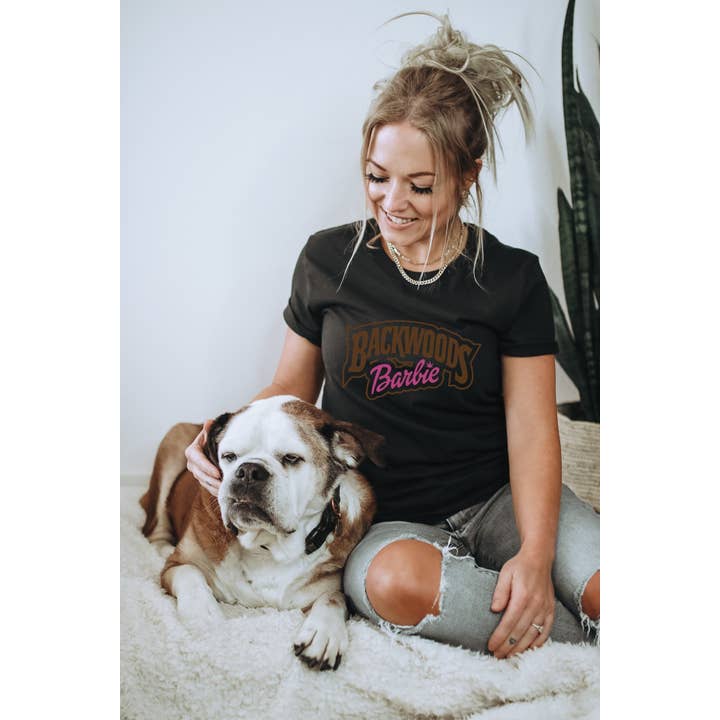 T-shirt unisexe à manches courtes Backwoods Babe pour la vente par Dixie Mae Clothing Co.