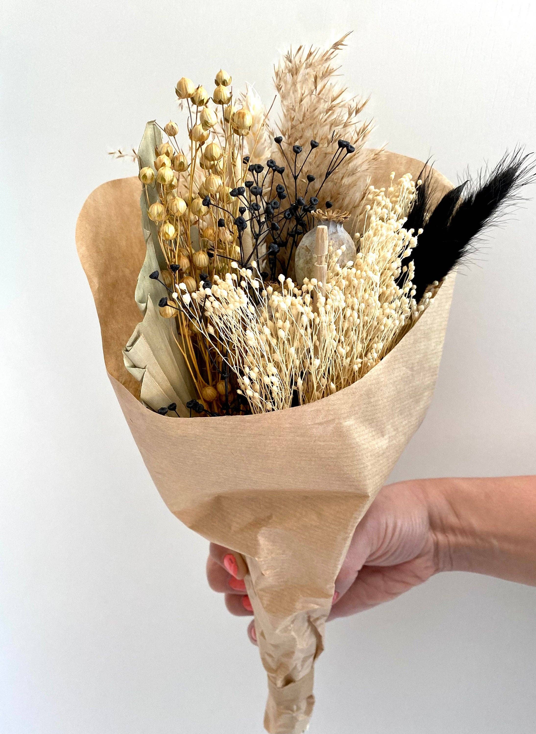 Giftieness – wholesale Dried/pressed flowers – Dried Wildflower Field Bouquet Beautiful Natural colour Flower assortment with Black accents1