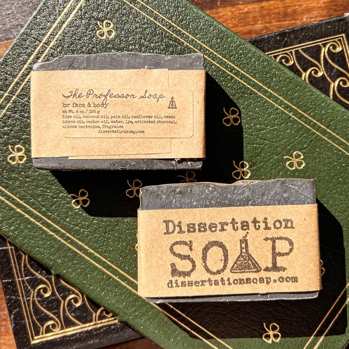 Tobacco Amber „The Professor“ koldprocessæbe 4-5 oz for engroshandel hos Dissertation Soap