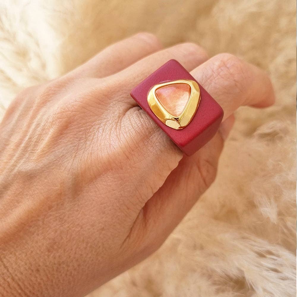 ÉMOLO – Großhandel Cocktail-/Statement-Ring – Granatfarbener Ring mit Gold und Naturstein [SOUL]3