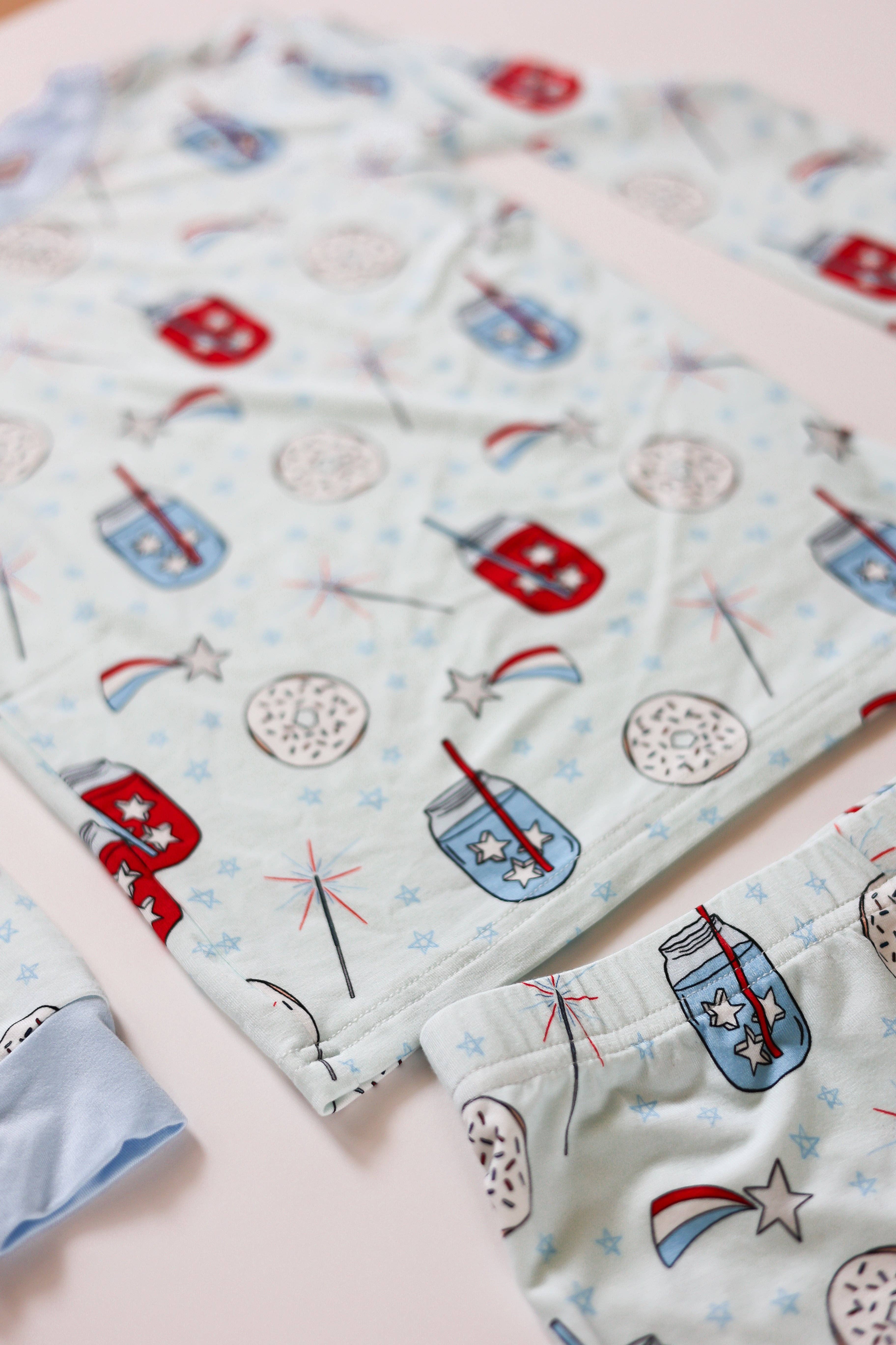 kinderlein – Engroshandel Pyjamasæt - Børn – All-American Blå Langærmet Pyjamasæt1