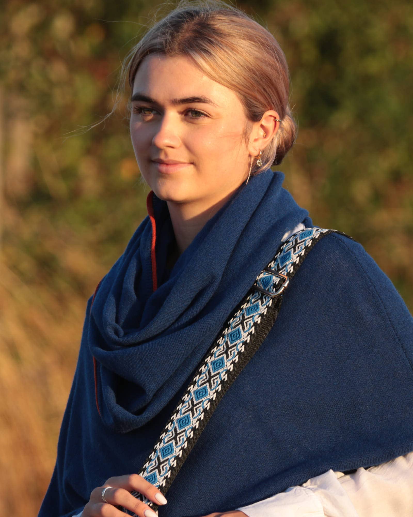 Cadenza Italy Ltd – wholesale Halsduk - Dam – Snood i kashmirblandning med kontrasterande kantdetaljer3