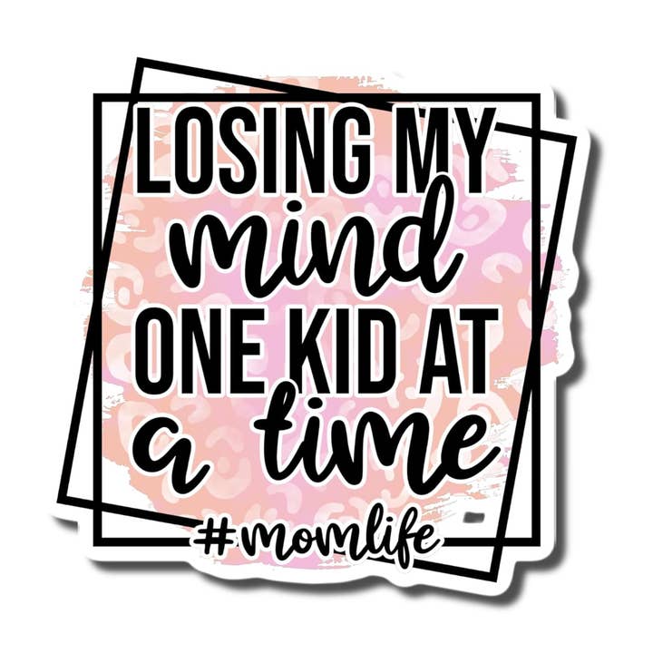 Losing My Mind One Kid at a Time - Adesivo divertente e sarcastico per mamma per la vendita all'ingrosso da parte di Lyrical River Designs