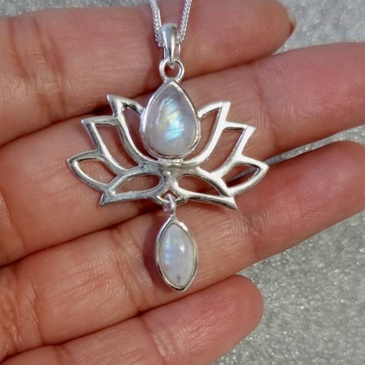 Pendentif Fleur de Lotus en Pierre de Lune | Argent Sterling 925, P6M pour la vente par Mistry Gems