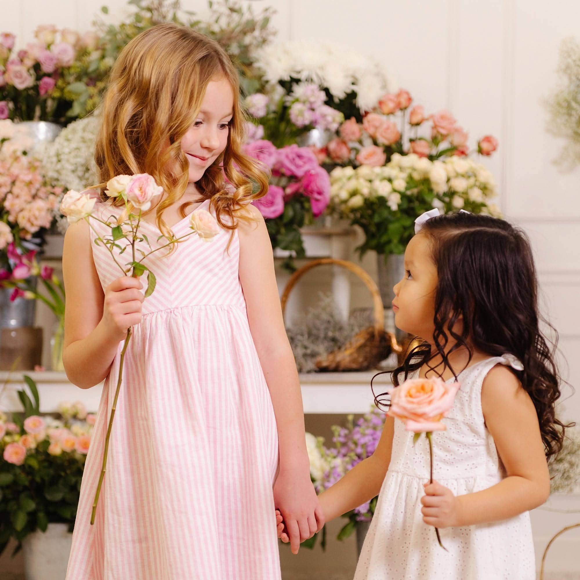 Rayure classique rose et blanche Robe corolle à épaules volantées en vente sur Faire4