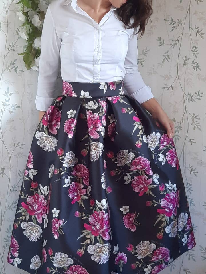 EgoChic Milano – Großhandel Rock – Damen – Sabrina Faltenrock im Stil der 50er Jahre, Blumenmuster auf schwarzer Basis mit Logo