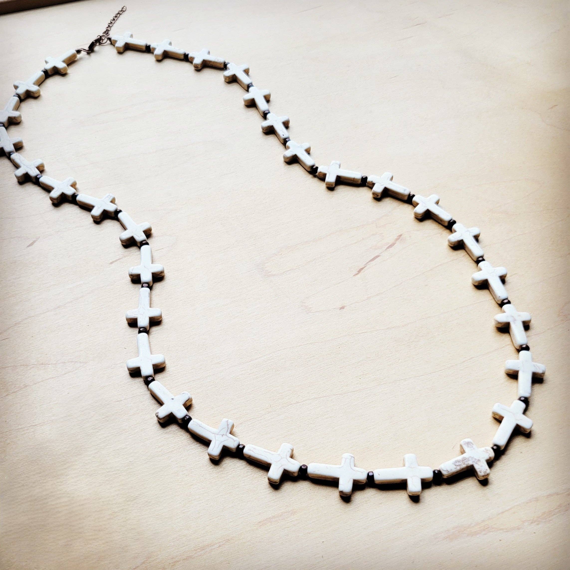 The Jewelry Junkie - Vendita all'ingrosso Collane di perline/perle - Collana con croce in turchese bianco e perline di legno 258o1