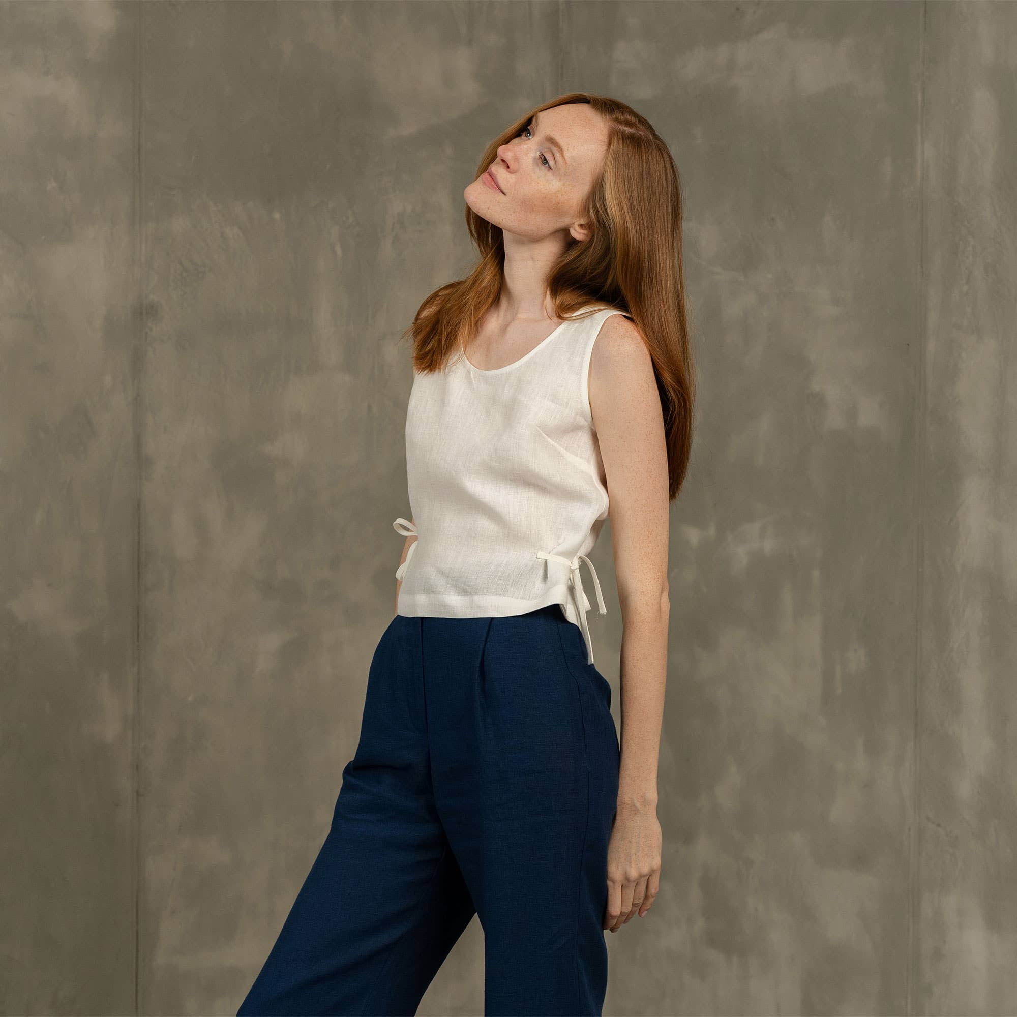 menique – wholesale Blus - Dam – Linne Crop Top med Sidoband Audrey - Vit Sommarlinne10