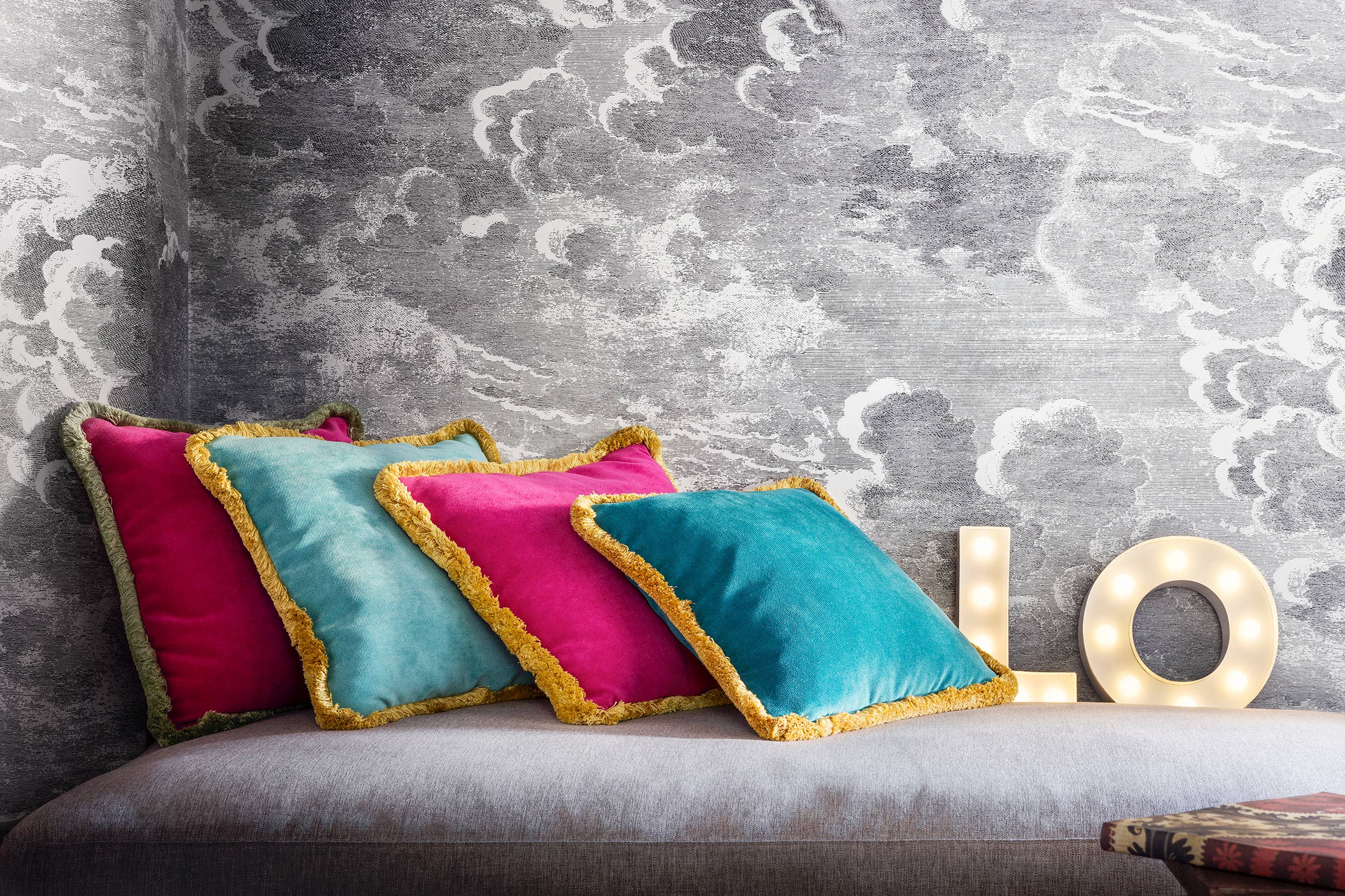 Lo Decor - Vente Coussin décoratif - Coussin Happy en velours fuchsia avec franges rouges2