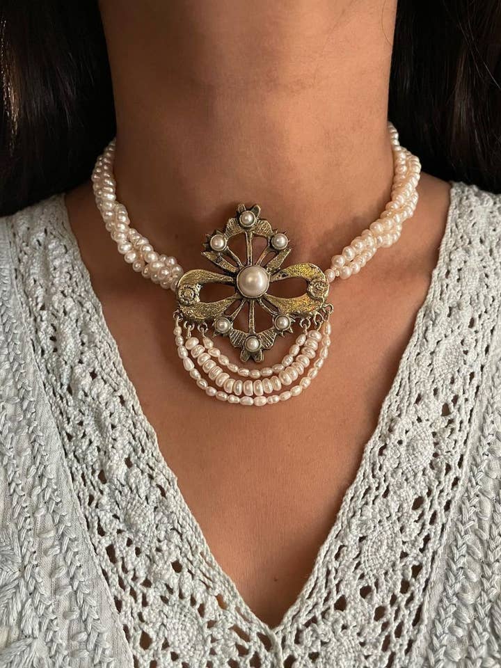 Neutral Color Pearls With Brass Motif Jewelry Set för wholesale av vintarust